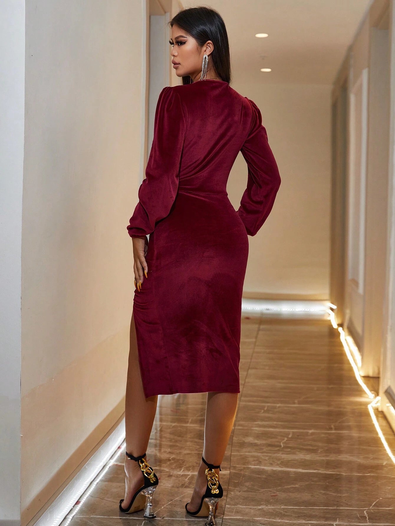 Mathilda - Raffiniertes Samtkleid mit gekreuztem Ausschnitt und Schlitz