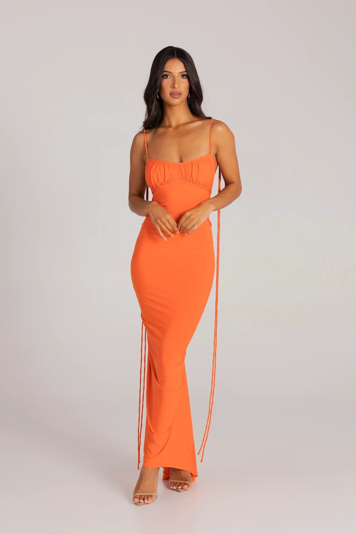 Alindra - Rückenfreies Maxikleid