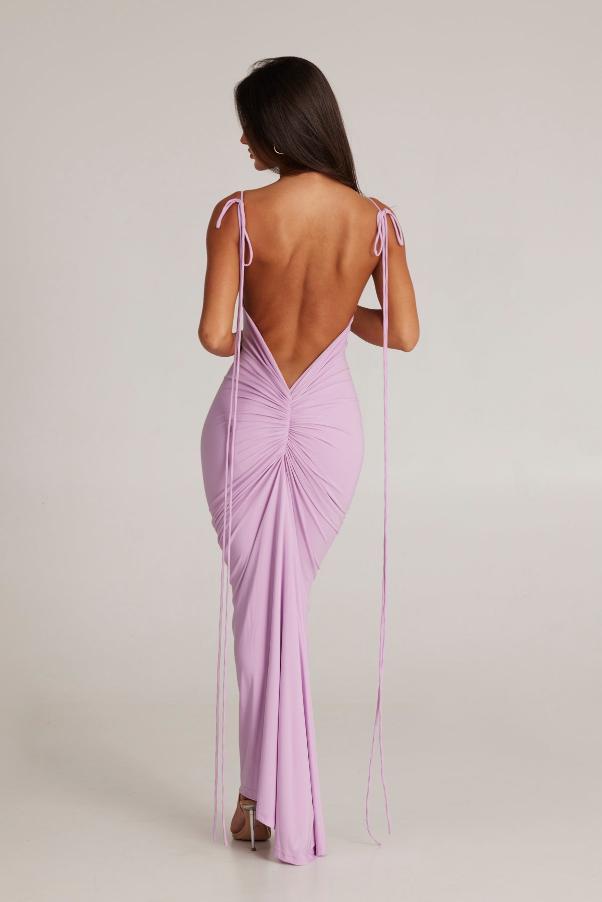 Alindra - Rückenfreies Maxikleid