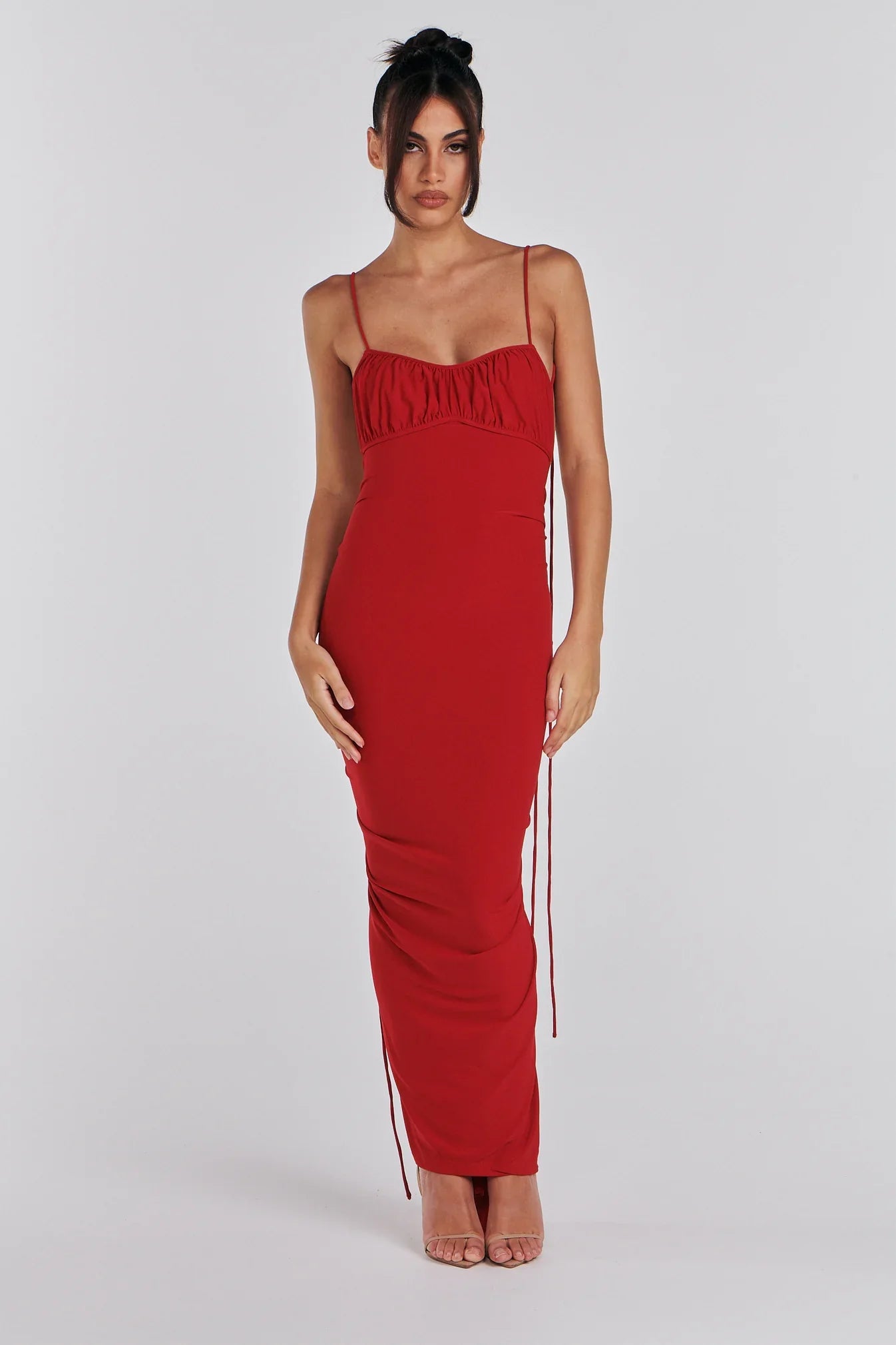 Alindra - Rückenfreies Maxikleid