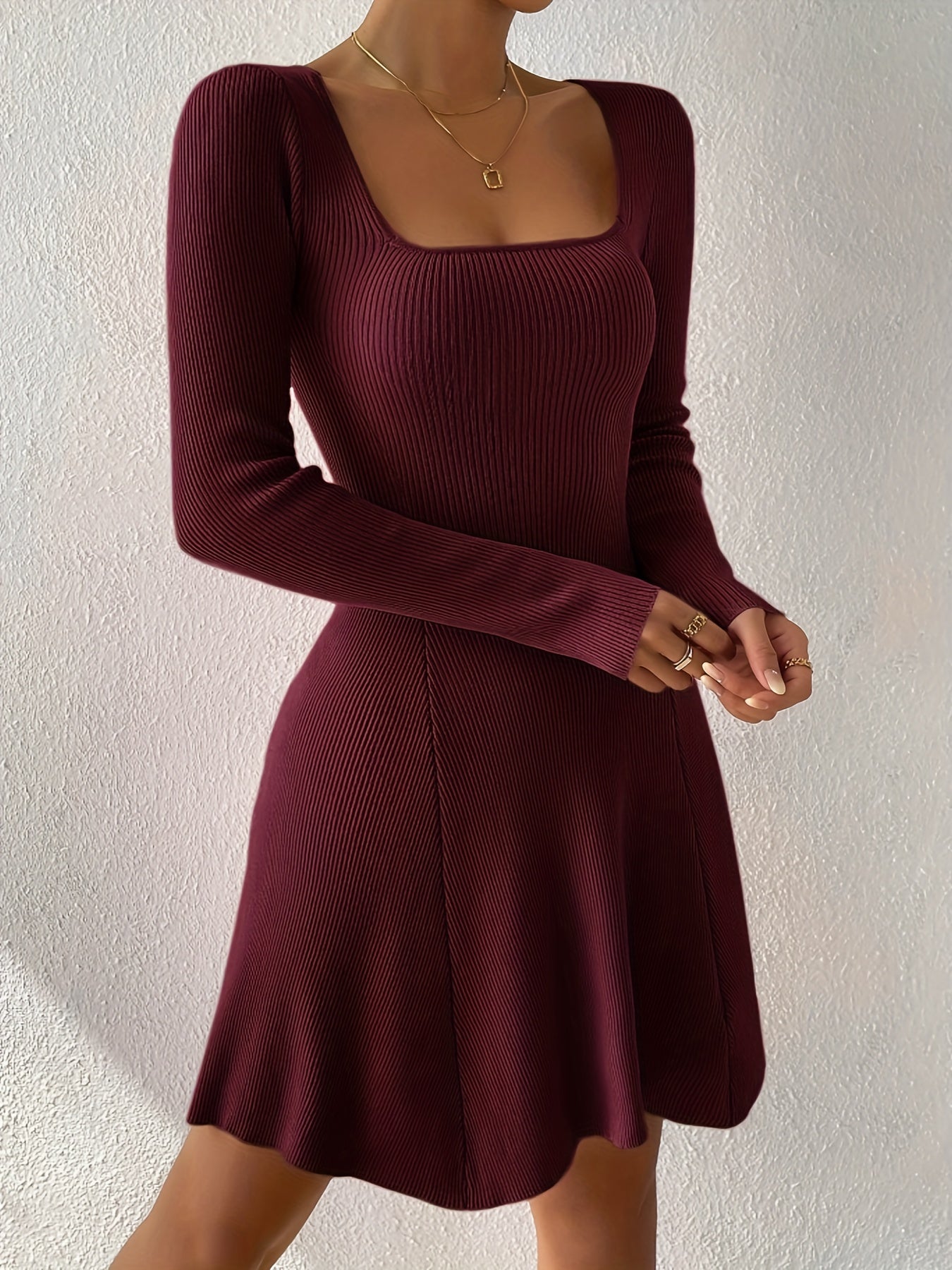 Nova - Kleid mit quadratischem Ausschnitt und ausgestelltem Rock