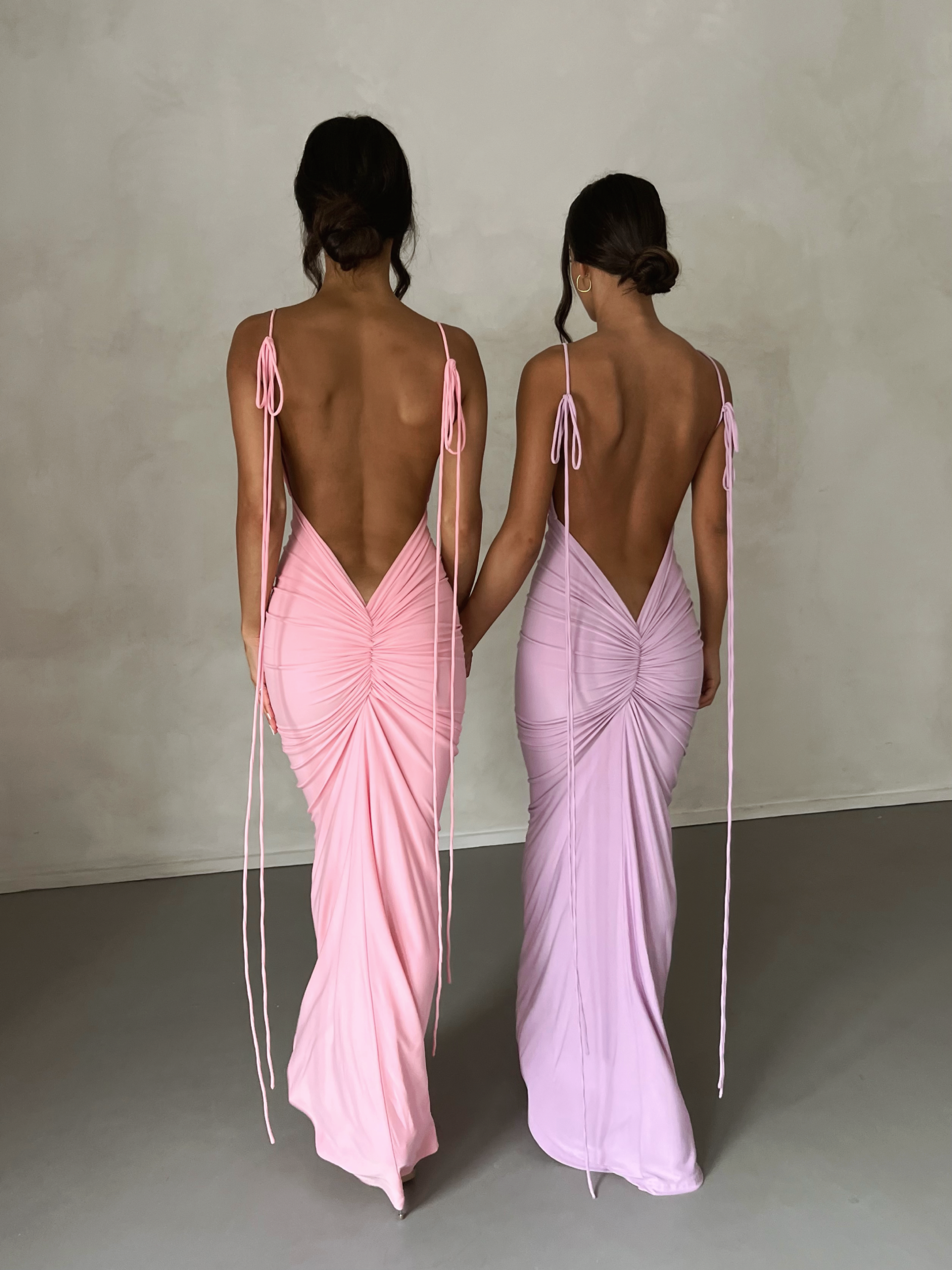 Alindra - Rückenfreies Maxikleid
