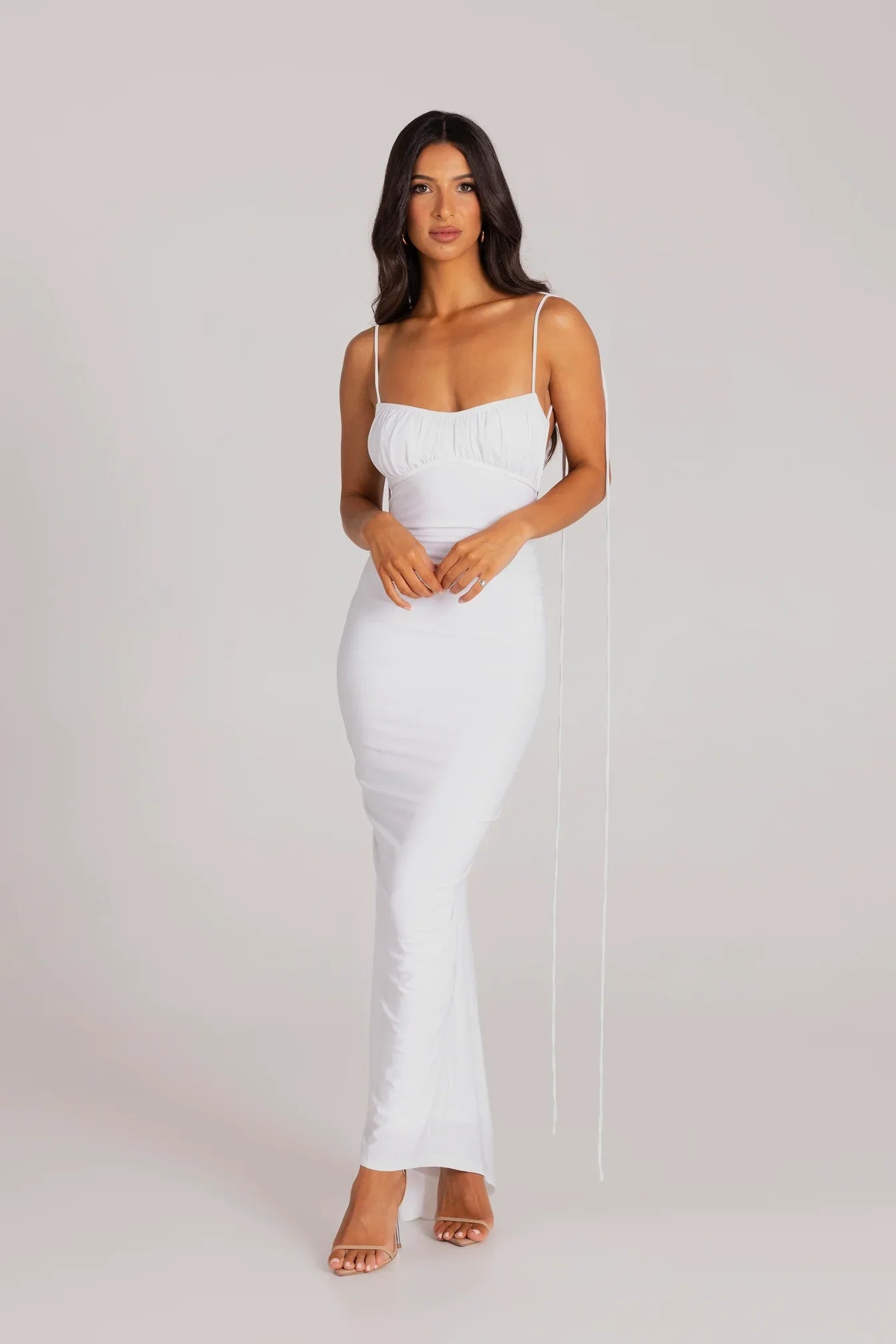 Alindra - Rückenfreies Maxikleid