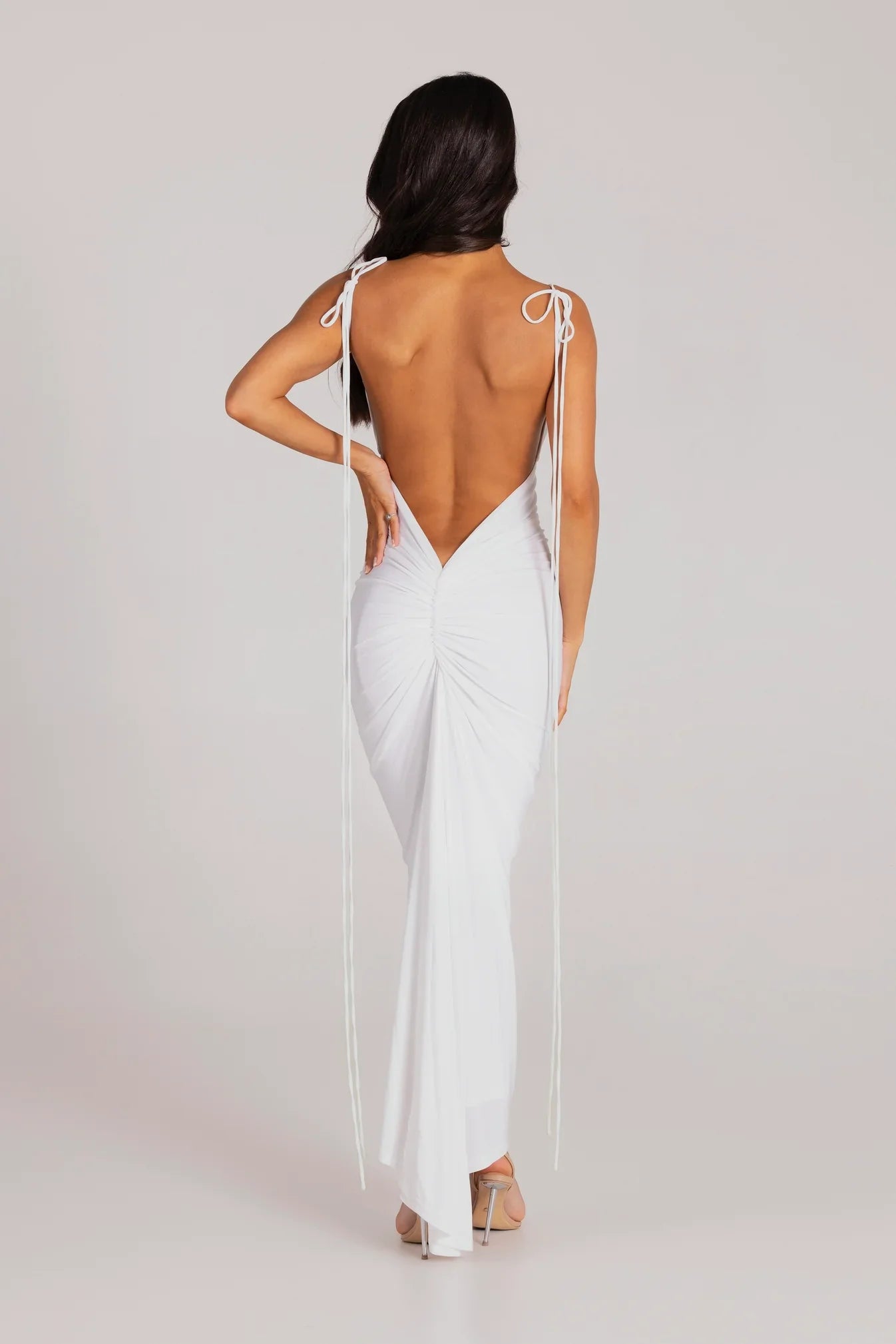 Alindra - Rückenfreies Maxikleid