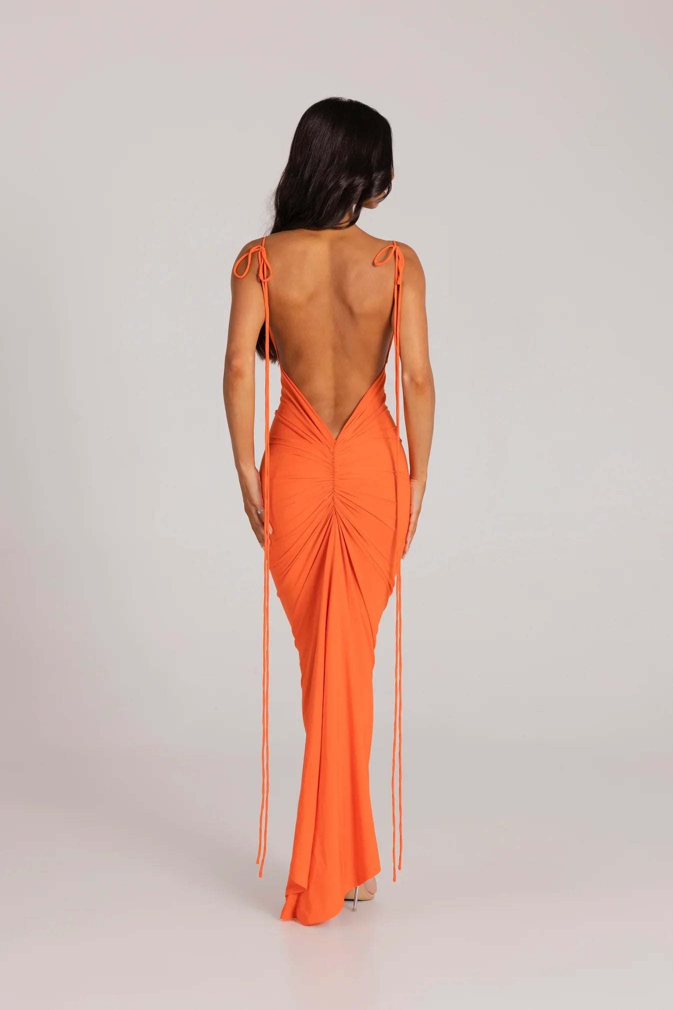 Alindra - Rückenfreies Maxikleid